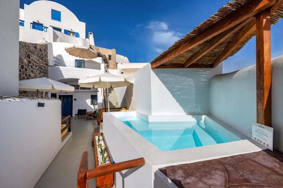 Property building, Patio, Day, Pool view, Swimming pool, sunbed