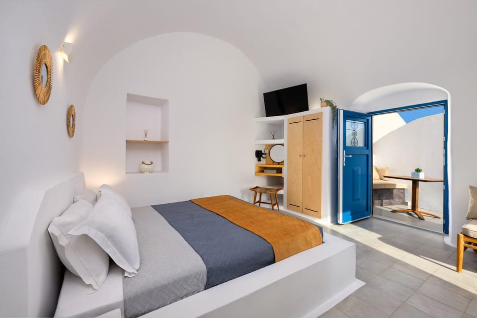 Bed, TV and multimedia, Bedroom, towels, wardrobe, air conditioner