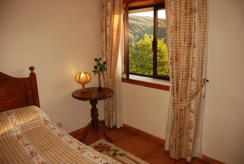 Bedroom, Mountain view