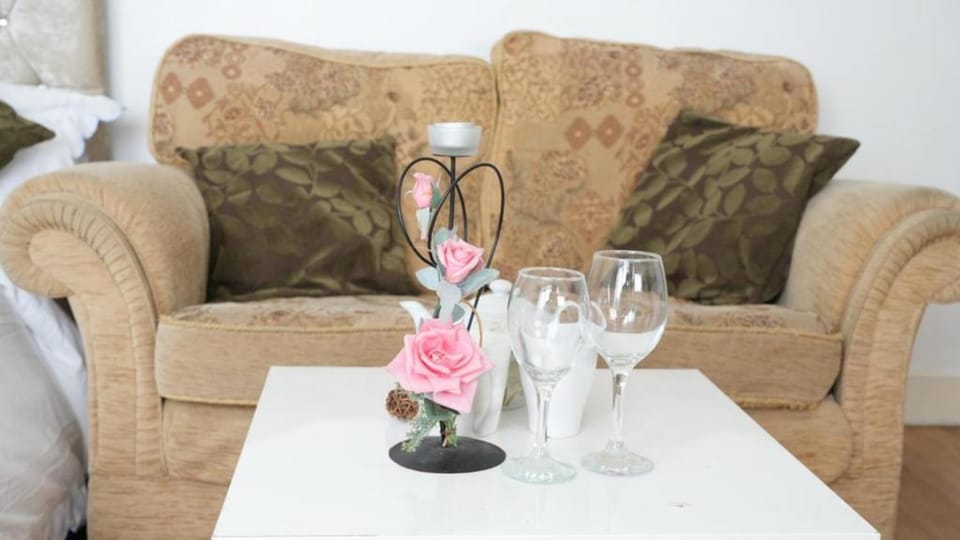 Modern Studio Near Gatwick Apartment in Crawley