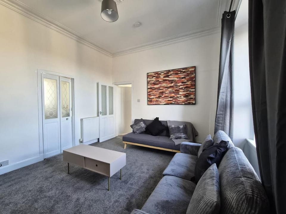 Modern Top Floor 2BR apartment Apartment in Scotland