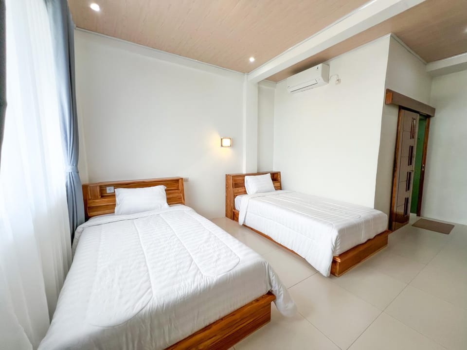 Bed, Bedroom, towels, air conditioner
