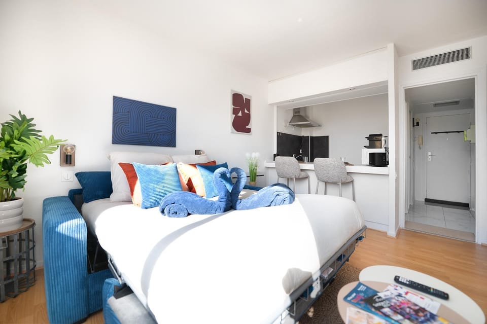 Bed, TV and multimedia, Living room, Lounge or bar, heating, internet