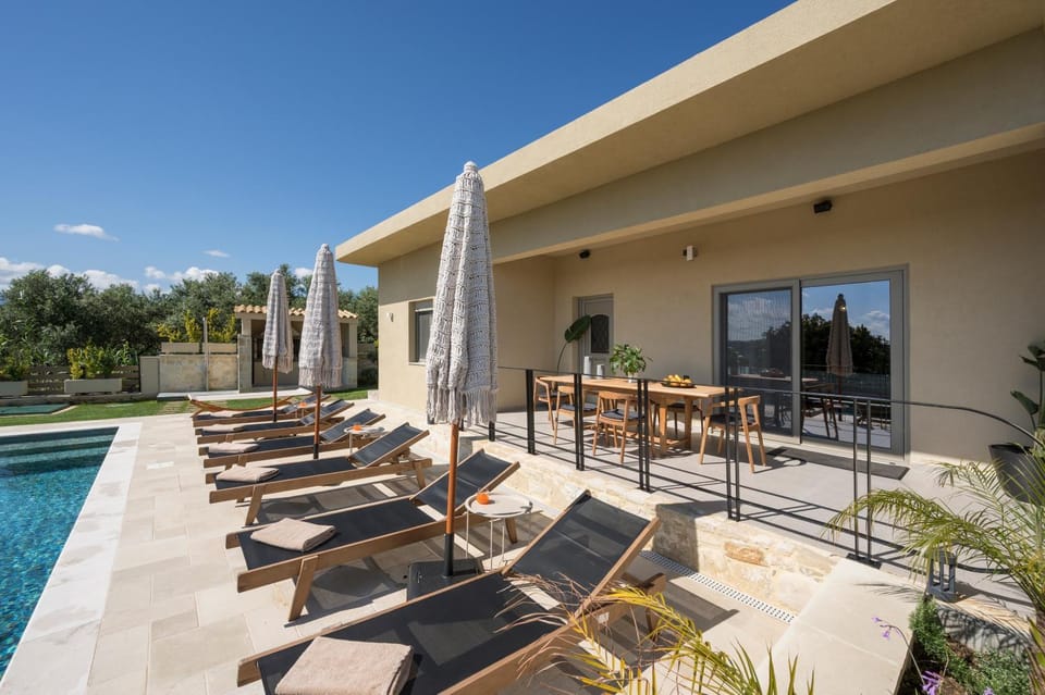 Swimming pool, sunbed
