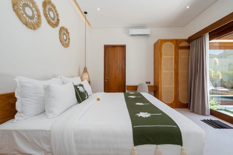Bed, Photo of the whole room, Bedroom, wardrobe, air conditioner