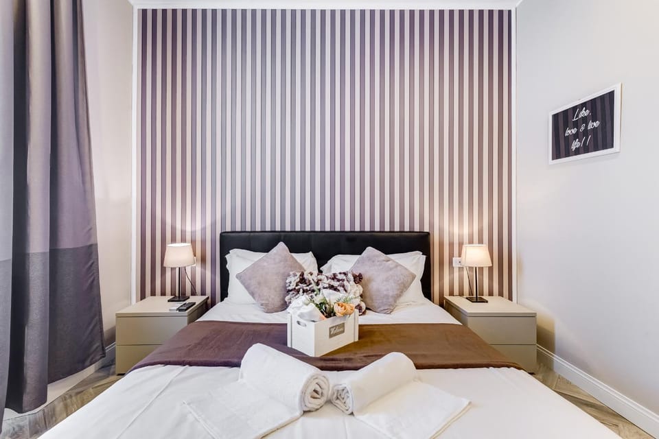 Bedroom, towels