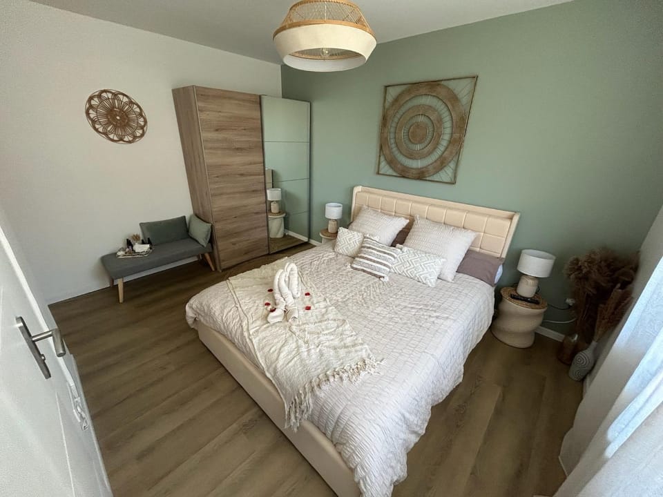 Bed, Photo of the whole room, Bedroom, towels