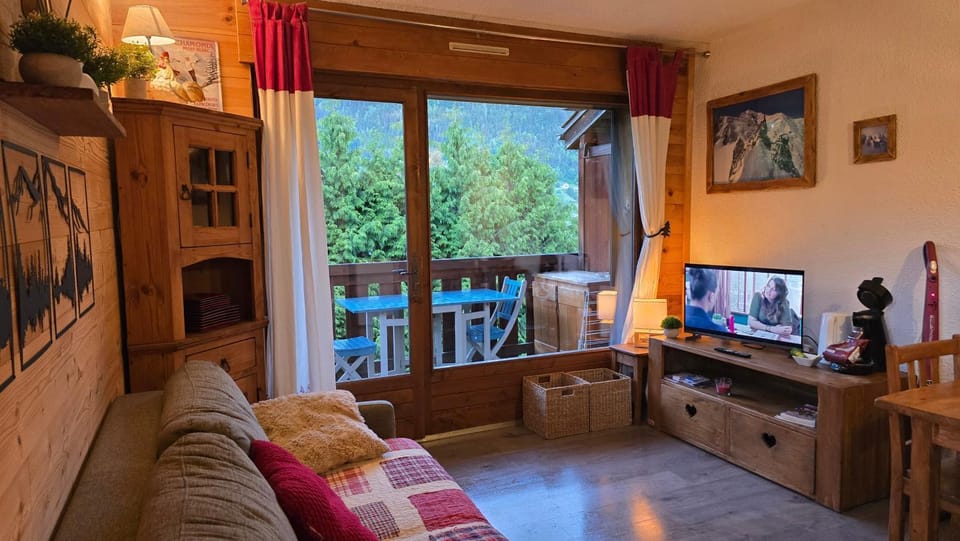 TV and multimedia, Living room, Seating area, Evening entertainment