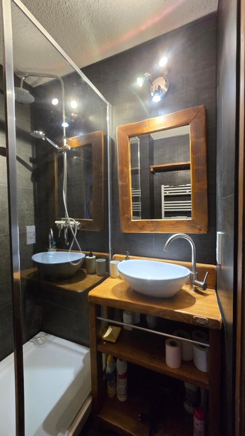 Shower, Bathroom, towels