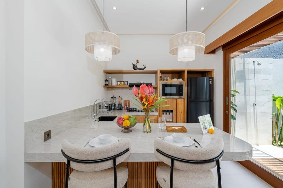 Kitchen or kitchenette, Dining area, stove