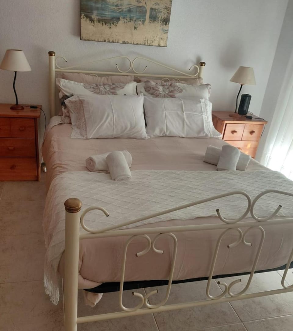 Bed, Bedroom, towels