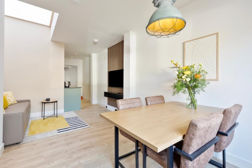 TV and multimedia, Kitchen or kitchenette, Living room, Seating area, Dining area