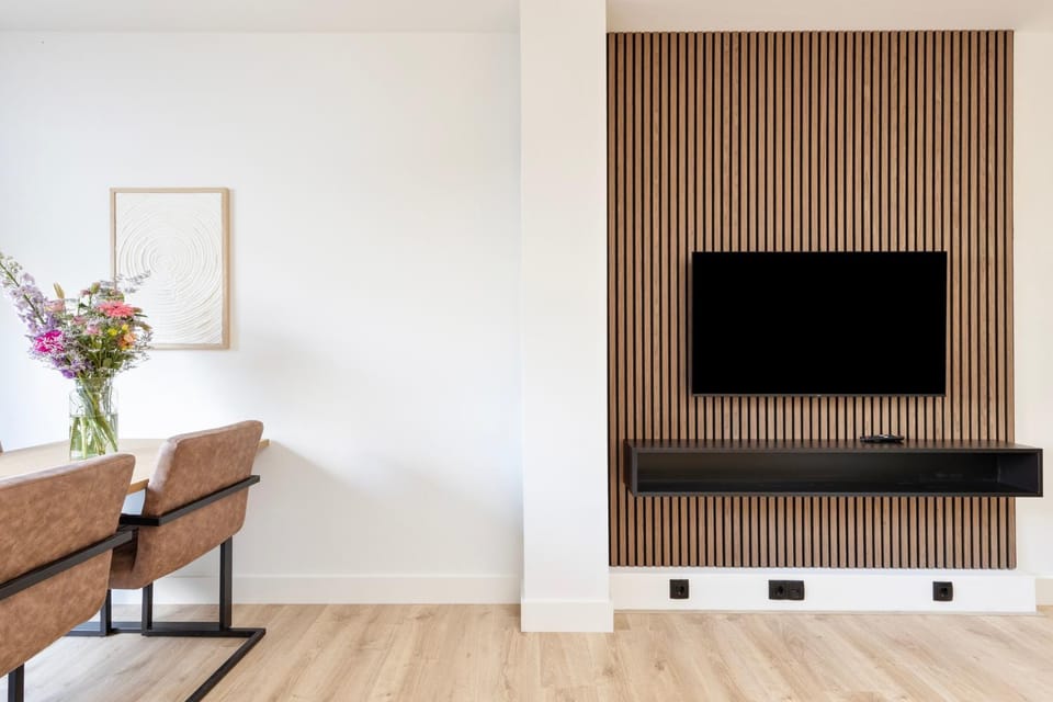 TV and multimedia, Living room, Decorative detail, Seating area, Dining area