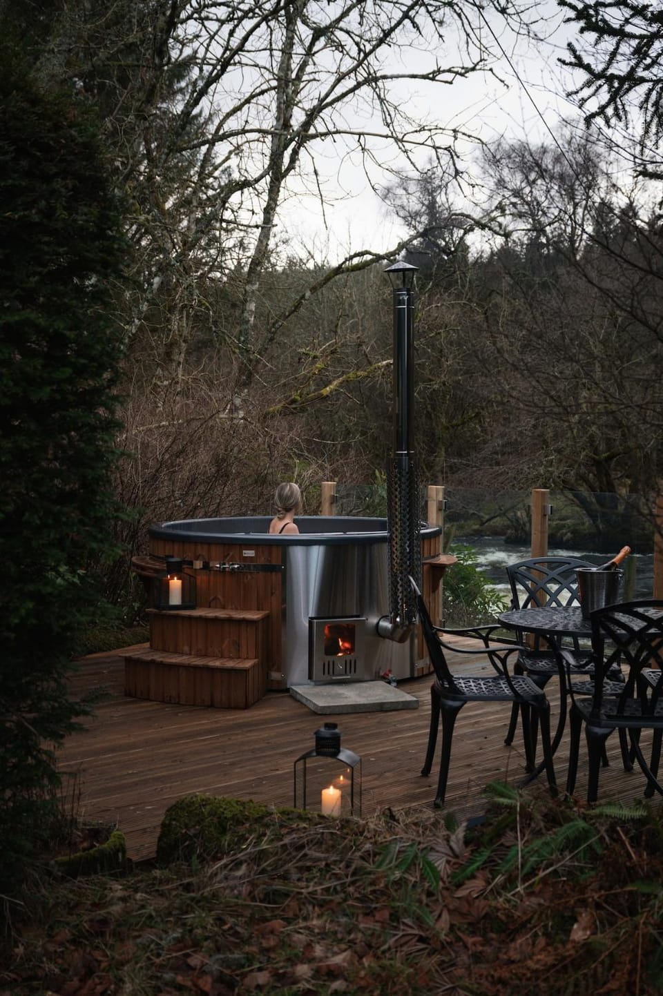 Natural landscape, Hot Tub, Dining area, River view