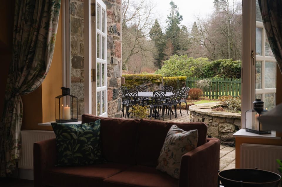 Patio, View (from property/room), Living room, Seating area, Dining area, Garden view