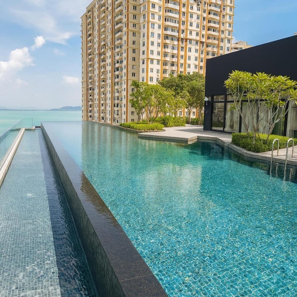 【SeaView】Sunrise HighFloor 3BR Pool WiFi Kitchen39 Apartment in George Town