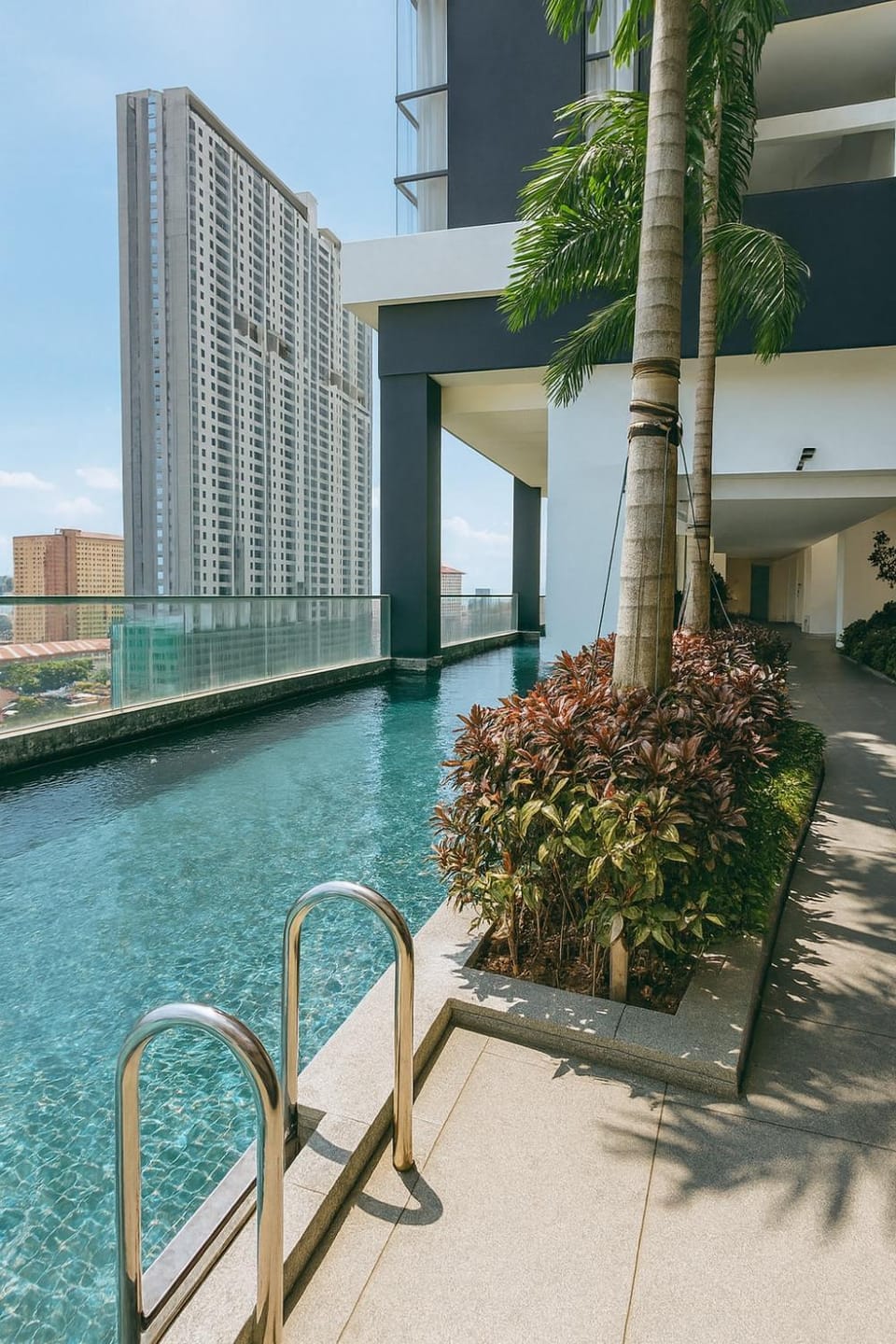 【SeaView】Sunrise HighFloor 3BR Pool WiFi Kitchen39 Apartment in George Town
