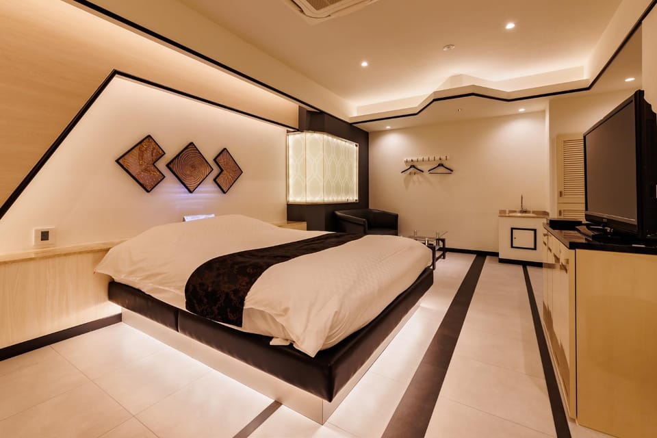 Bed, TV and multimedia, Photo of the whole room, Bedroom
