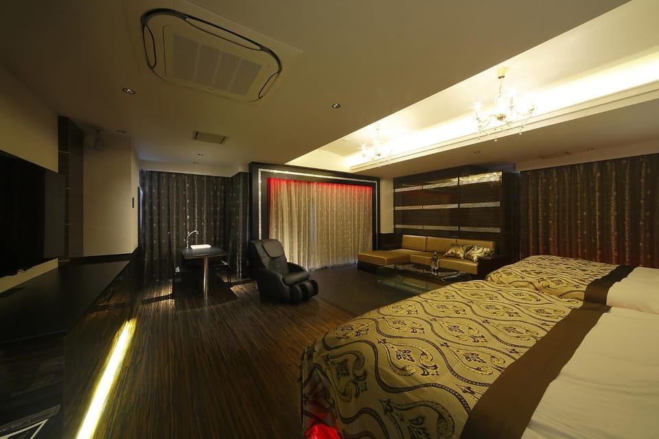 Massage, TV and multimedia, Living room, Seating area, Bedroom