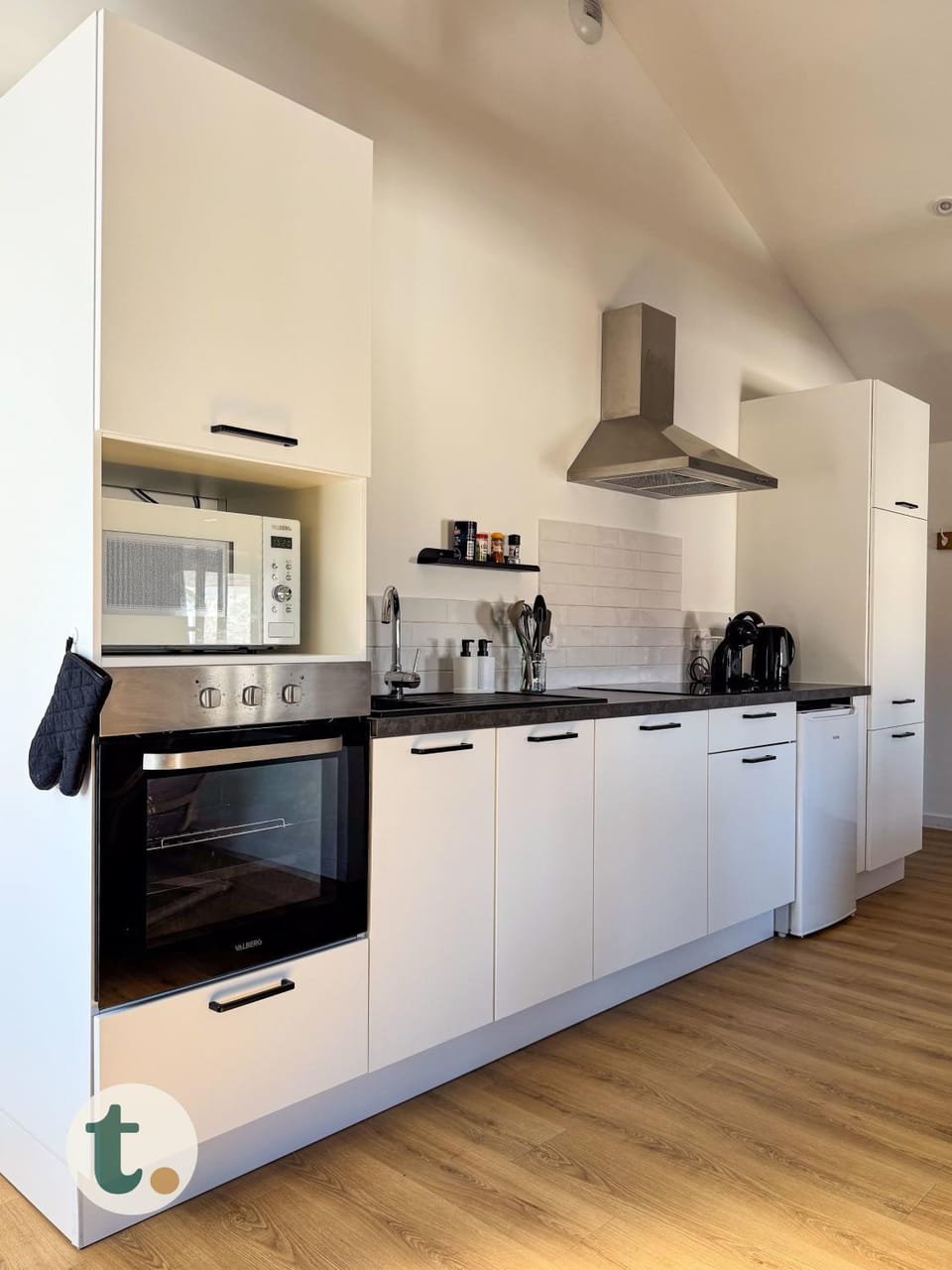 Coffee/tea facilities, Kitchen or kitchenette, stove