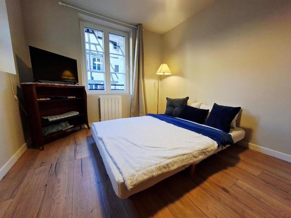 Bed, TV and multimedia, Living room