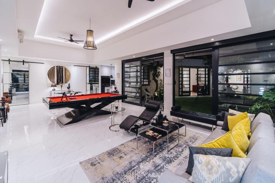 Luxury 1BR Pool Villa Bali-Pool Table-Garden Villa in North Kuta
