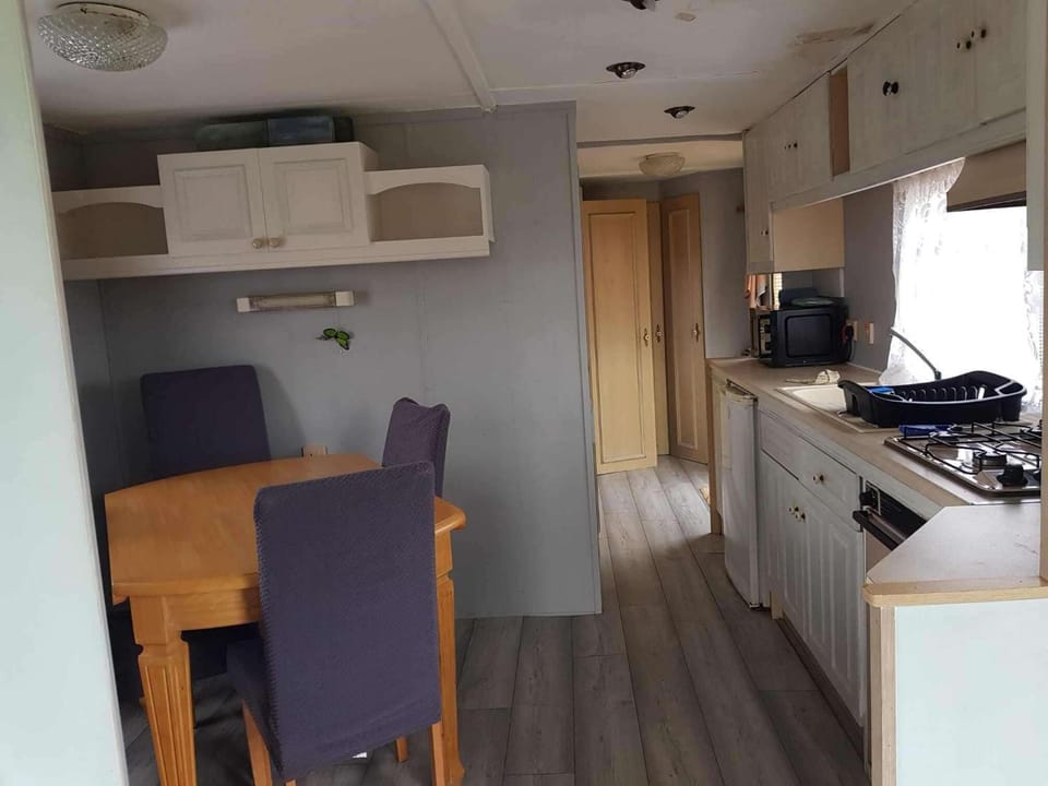 Kitchen or kitchenette, Dining area, stove
