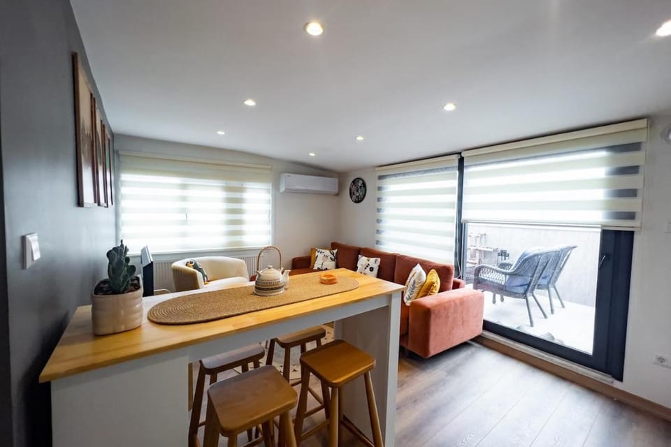 TV and multimedia, Living room, Seating area, Dining area