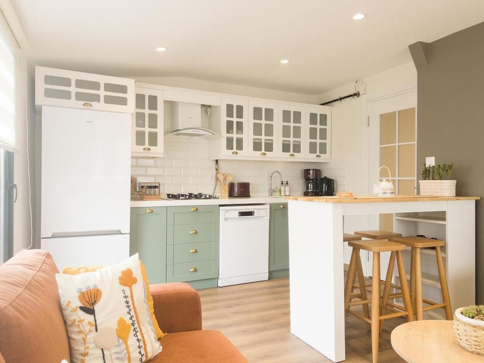 Kitchen or kitchenette, Dining area