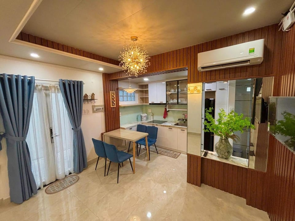 Kitchen or kitchenette, Seating area, Dining area, stove