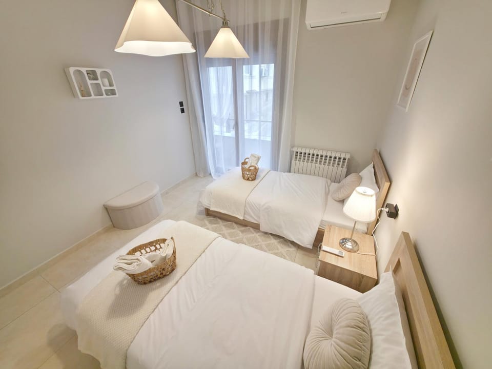 Bed, Photo of the whole room, Bedroom, internet, towels, air conditioner