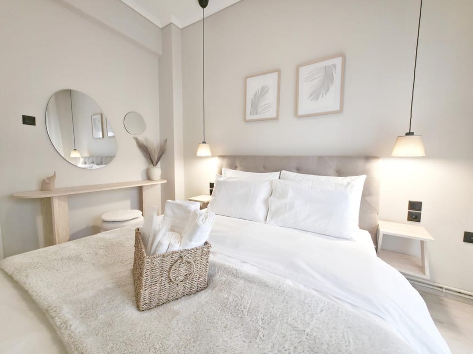 Property building, Bed, Photo of the whole room, Bedroom, towels