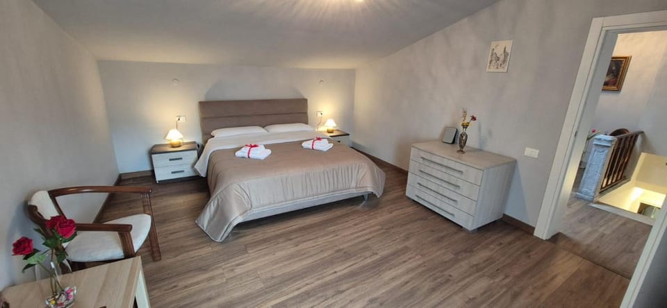 Bedroom, Mountain view
