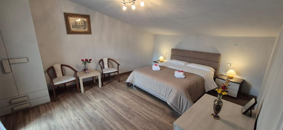 Bedroom, Mountain view