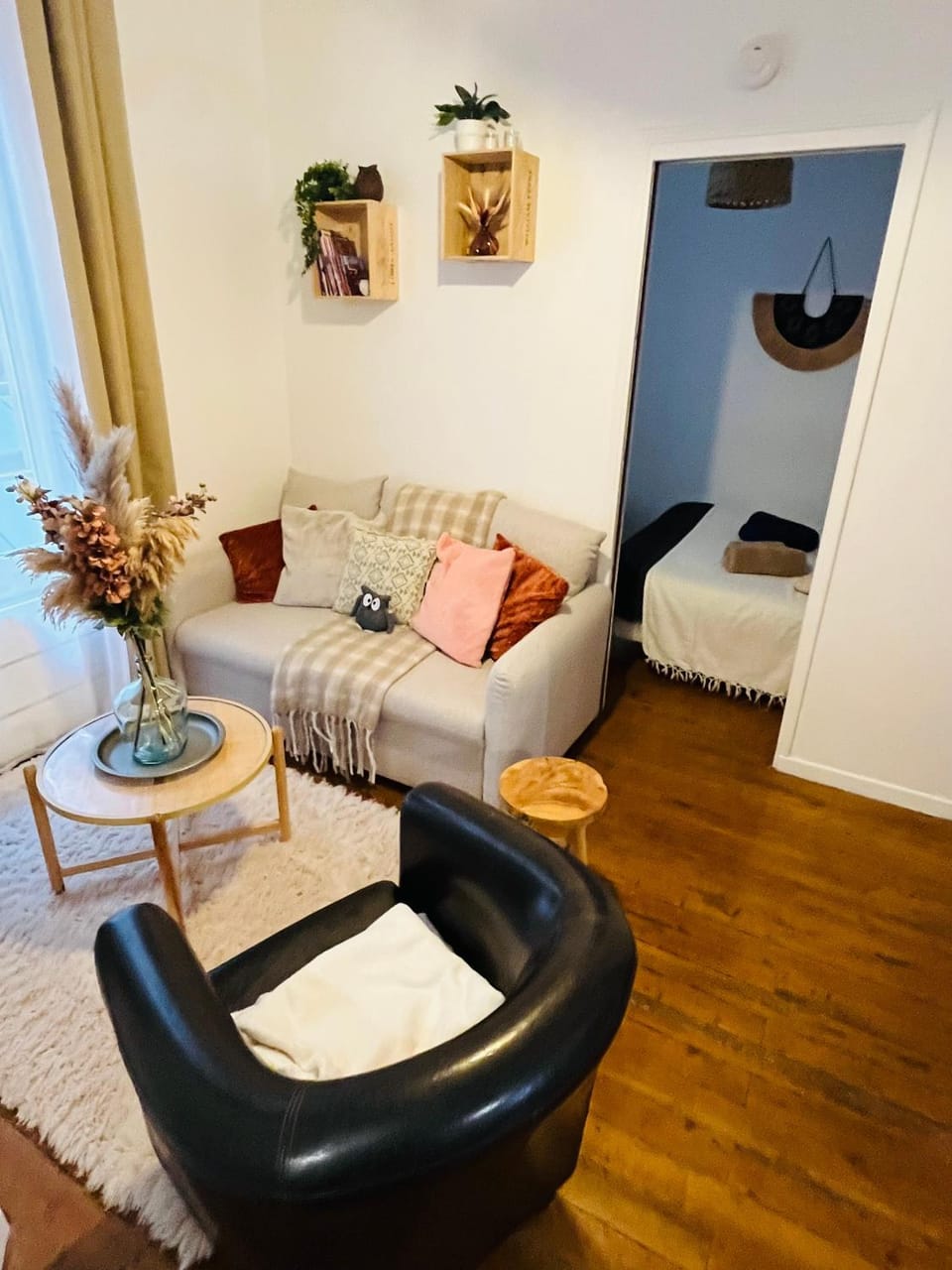 TV and multimedia, Living room, Decorative detail, Seating area