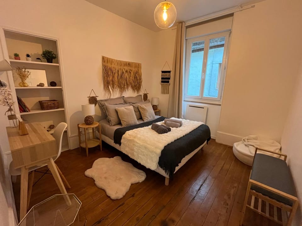 Bed, Night, Photo of the whole room, Bedroom