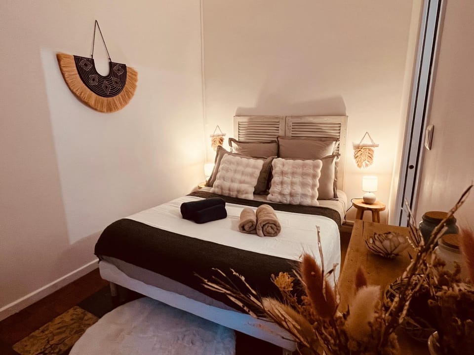 Bed, Night, Photo of the whole room, Bedroom