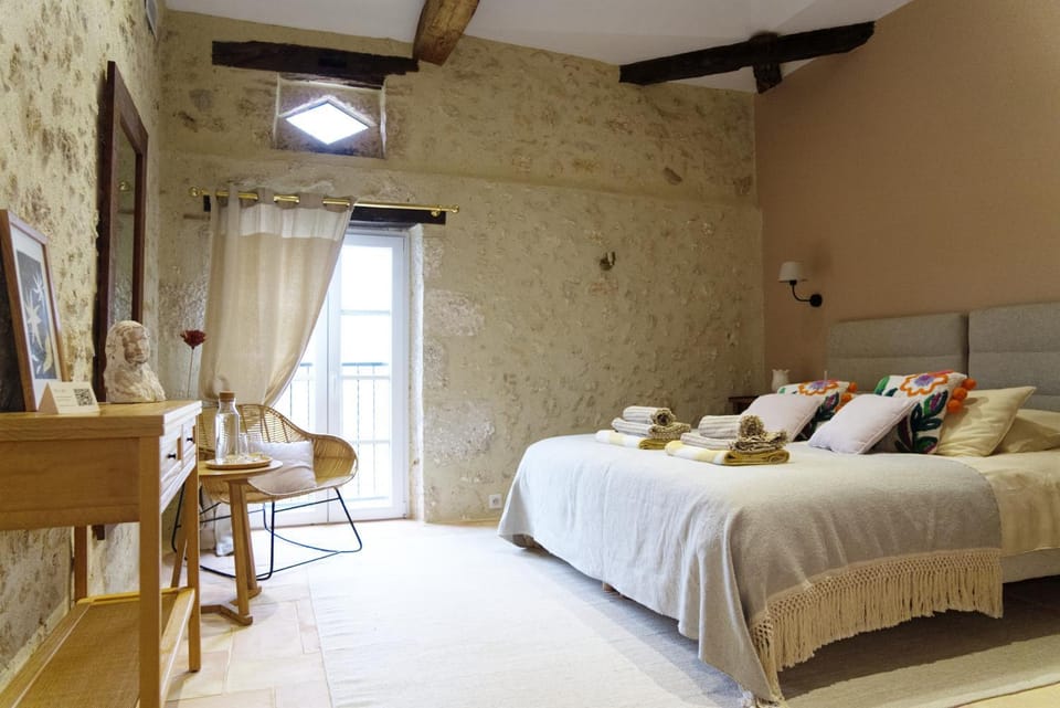 Plates Luxury Farm House Chambres d'hôtes et gîte Bed and Breakfast in Occitanie