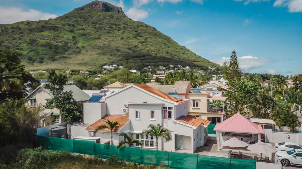 Property building, Neighbourhood, Natural landscape, Bird's eye view, Mountain view, Location, Parking