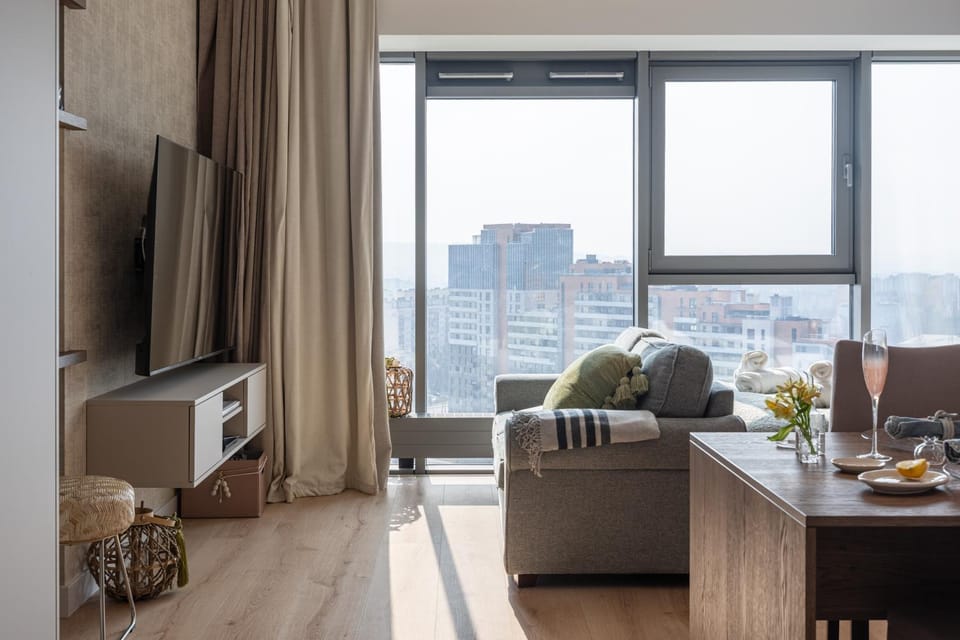 TV and multimedia, Living room, Seating area, Dining area, Evening entertainment, City view