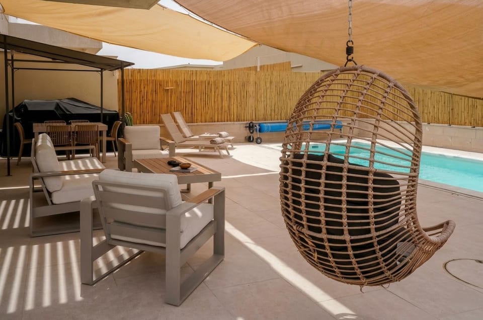 Pool view, Swimming pool, sunbed