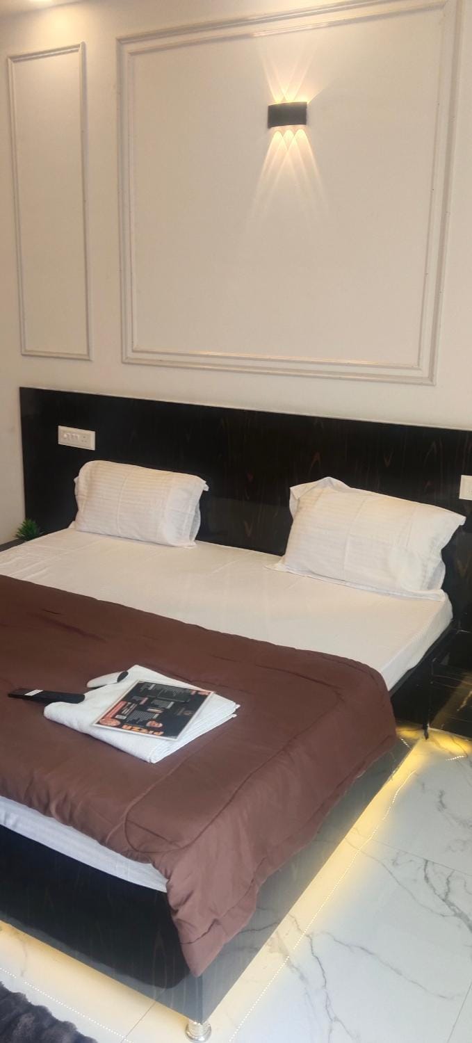 Craviq Hotels & Resturants Bed and Breakfast in Noida