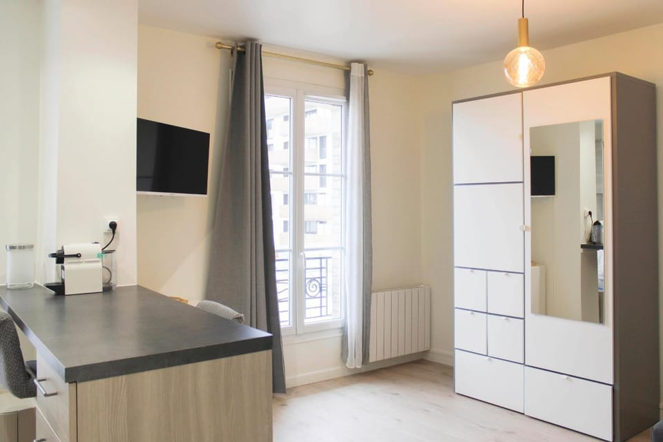 Bright studio apartment on the outskirts of Paris Apartment in Clichy