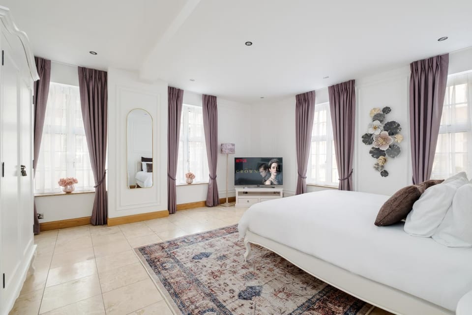 Bed, TV and multimedia, Bedroom