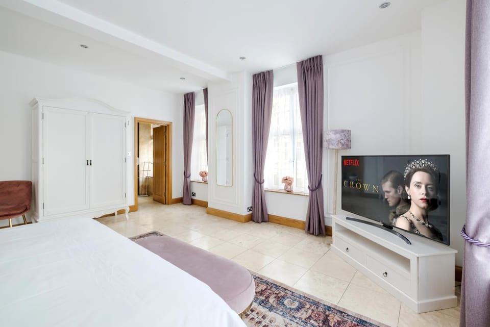 Bed, TV and multimedia, Bedroom