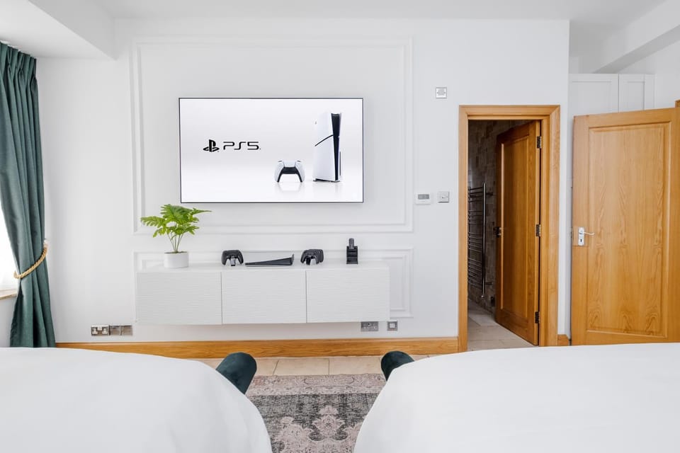 Bed, TV and multimedia, Bedroom