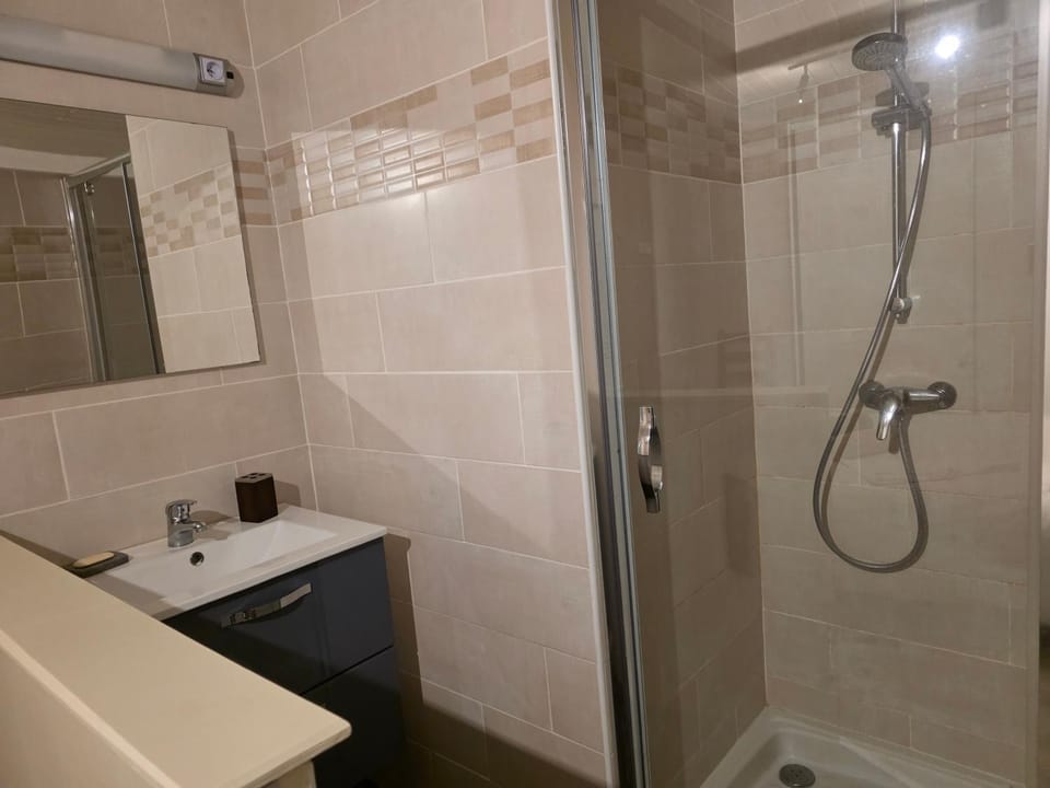 Shower, Bathroom, hair dryier