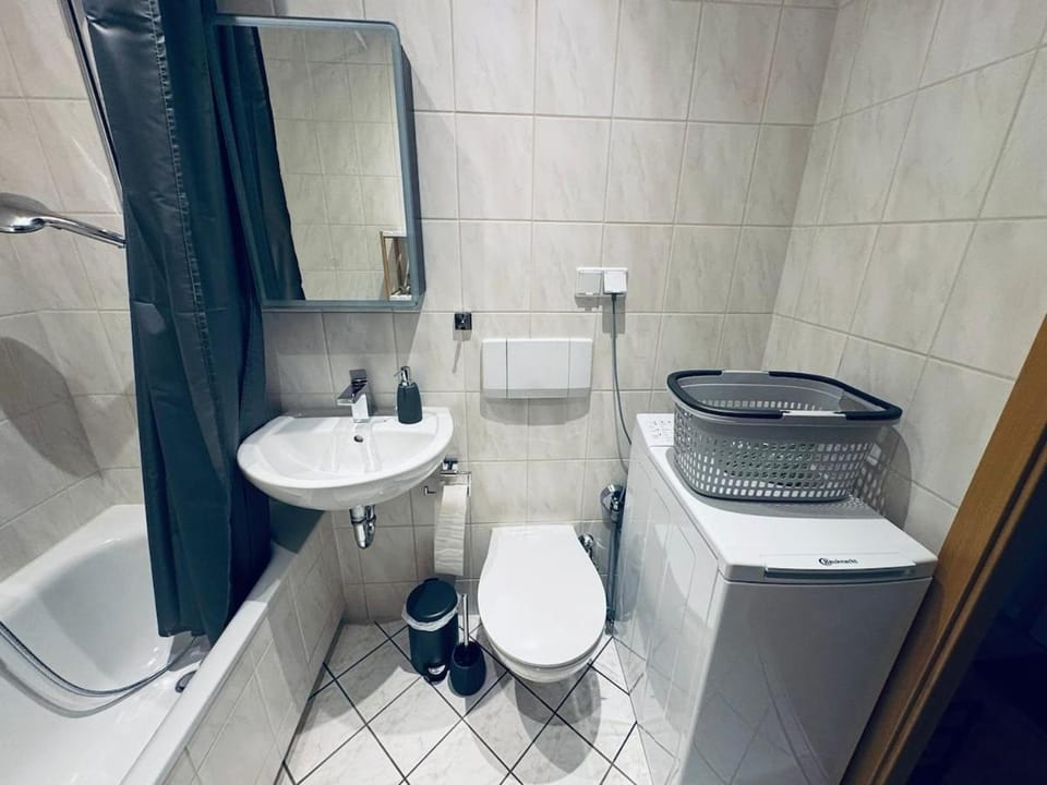 Charmante 2 Raumwohnung mit Balkon, Küche & Waschmaschine Apartment in Chemnitz