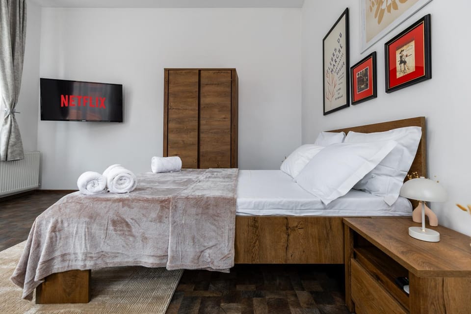 Bed, TV and multimedia, Bedroom