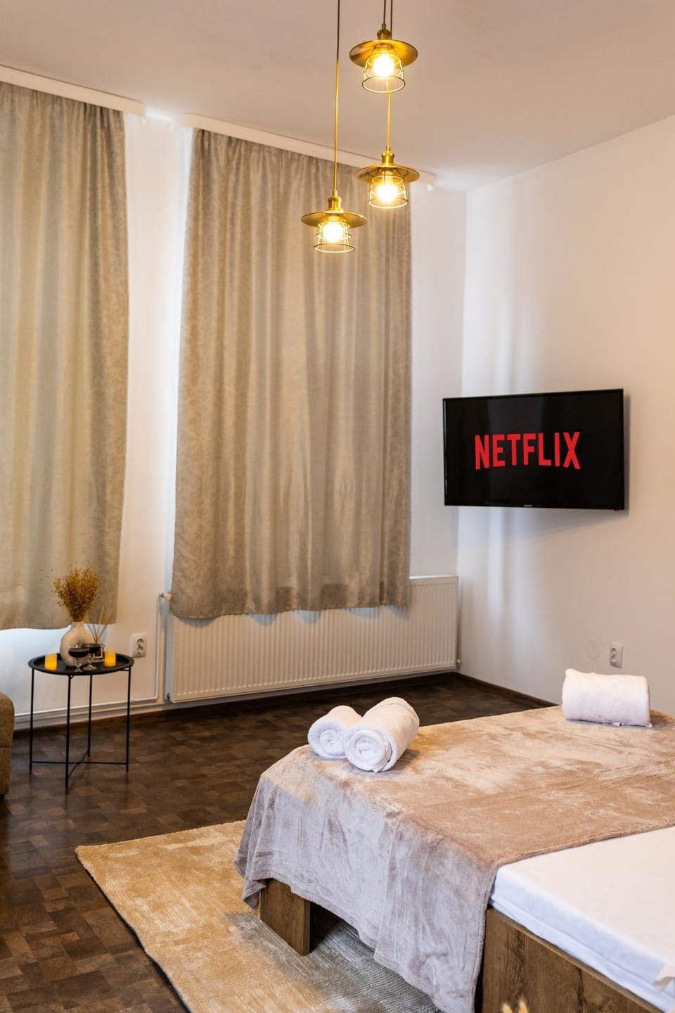 Bed, TV and multimedia, Photo of the whole room, Bedroom, towels